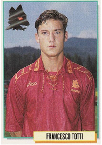 A  oltre 20 anni dal suo primo gol con la maglia giallorossa,  Francesco Totti continua ad essere un&#39;icona per la  Roma. Ripercorriamo la sua carriera con  le figurine Panini!